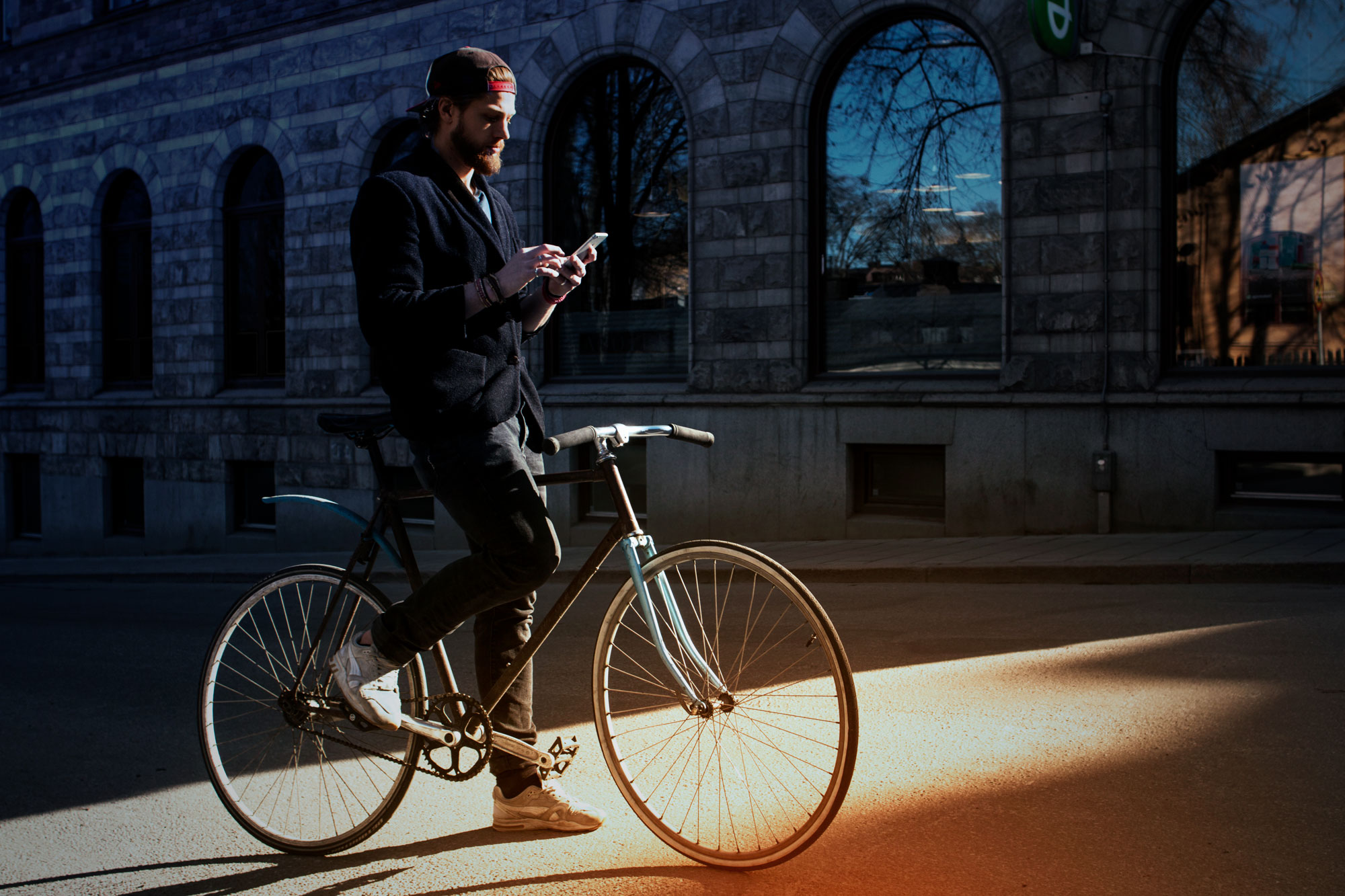 Strossle_Man_Bike_Phone